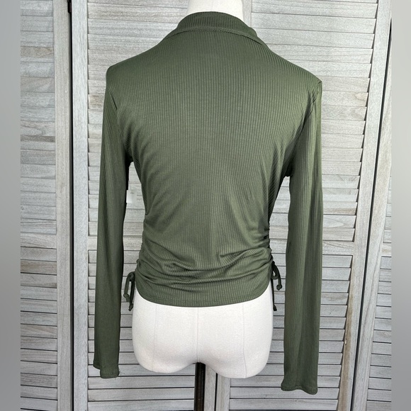 NO BOUNDARIES Stretchy Collared V Neck Long Sleeve Top w Side Ruching Olive-M - Picture 2 of 2